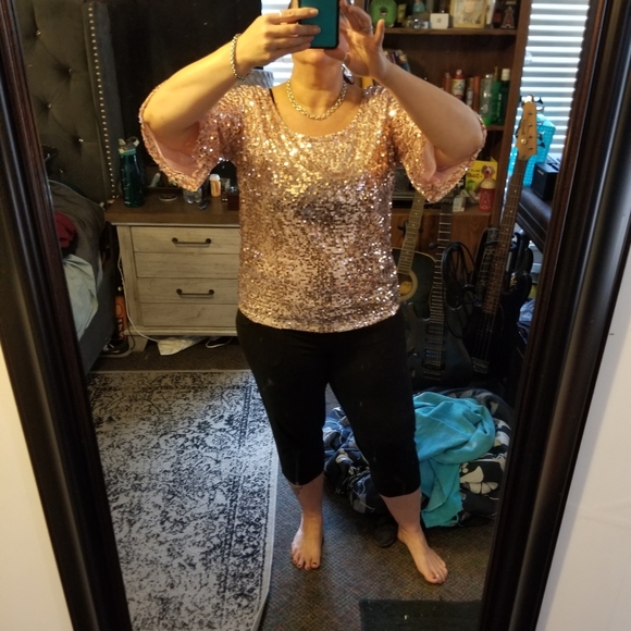 Rose goldish pink sequined top. - Picture 5 of 5